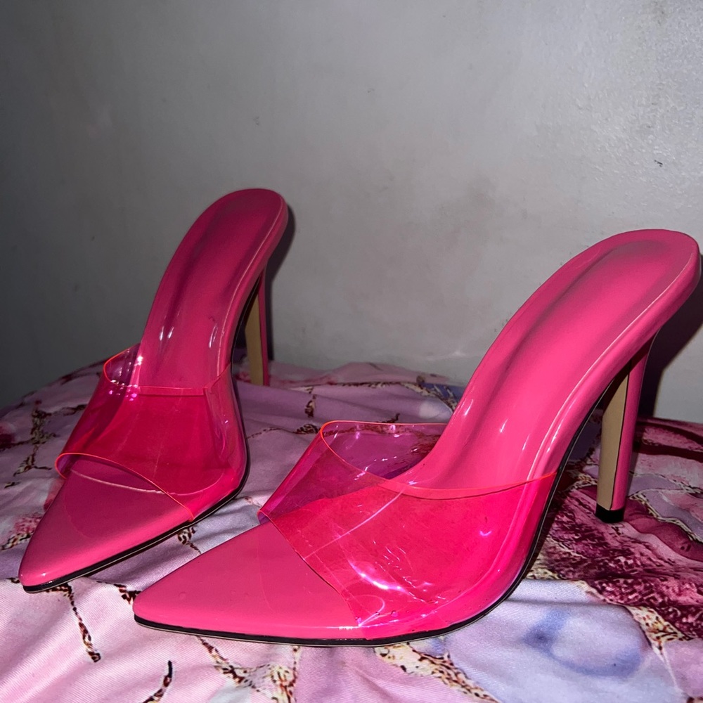 The cutest pink summer shoe 🌺🌺 pool party worthy , classy yet comfy